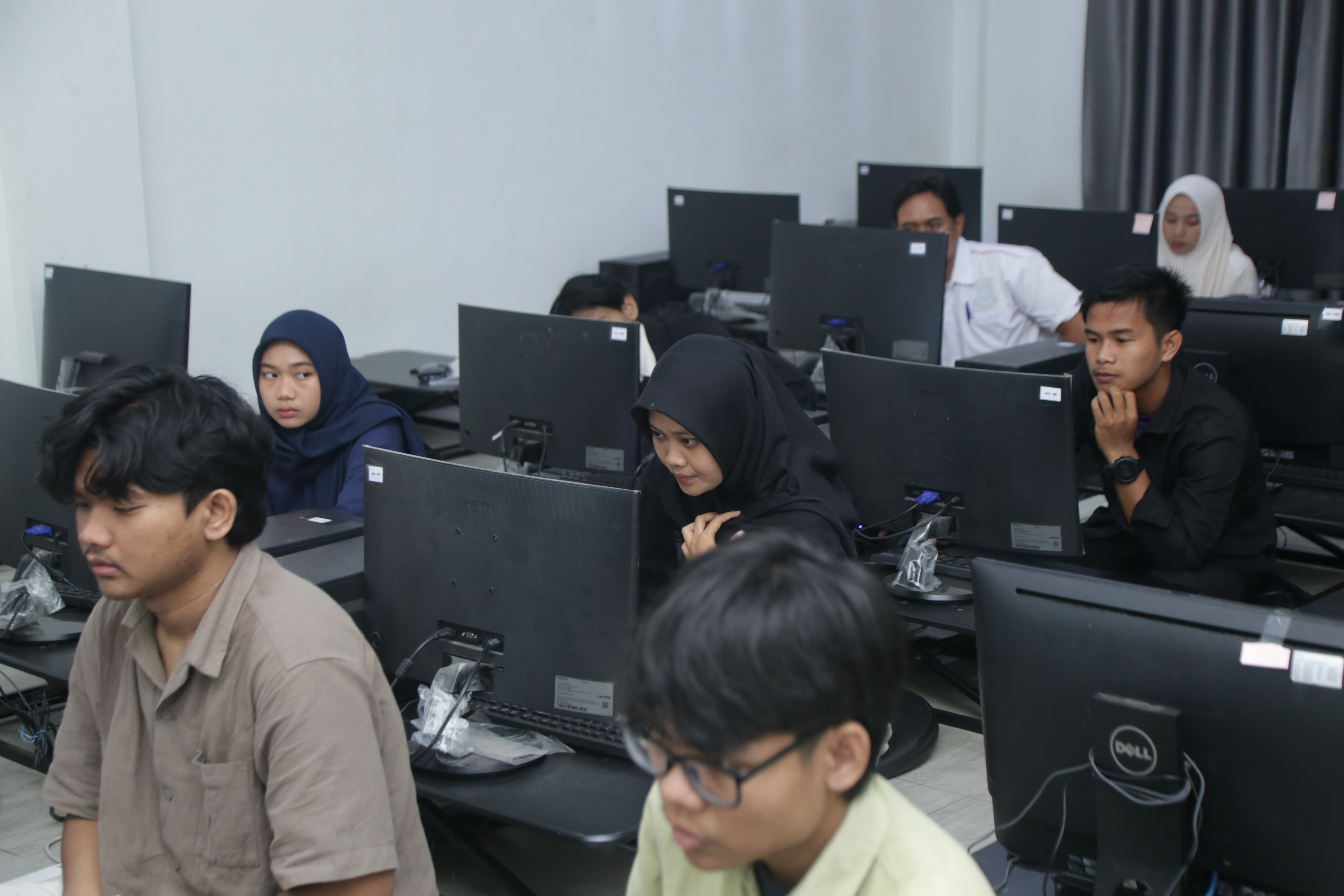 Mahasiswa KKM 43 Universitas Primagraha Gelar Gerakan Indonesia Asri di Kelurahan Mesjid Priyayi - biem.co